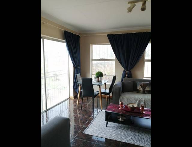 6 BEDROOM TOWNHOUSE FOR SALE IN SELCOURT